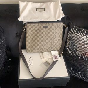 Gucci Signature Messenger